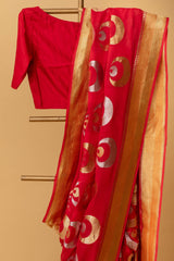 Red pure benarasi georgette handwoven saree with chaand bootis in silver and gold zari all over by Roliana Weaves. Pure Banarasi Saree.