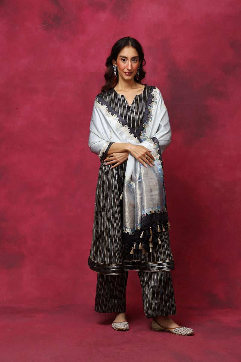 Love me some Nigella Silk Dupatta