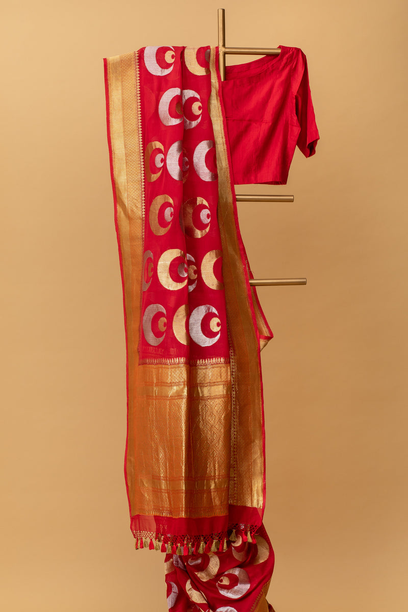 Red pure benarasi georgette handwoven saree with chaand bootis in silver and gold zari all over by Roliana Weaves. Pure Banarasi Saree.