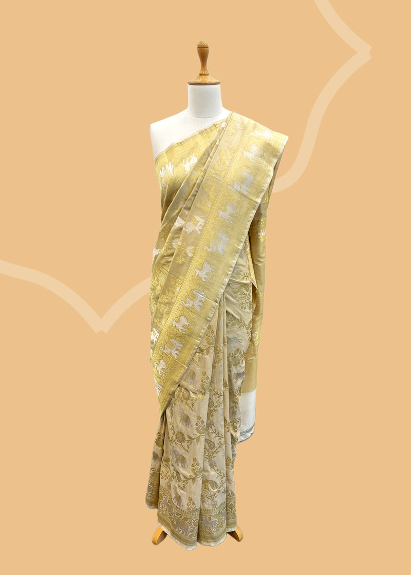 A classic cream and gold Shikargah weave pure Banarasi ssaree. Shop the best collection of authentic, handwoven, pure benarasi sarees with Roliana New Delhi