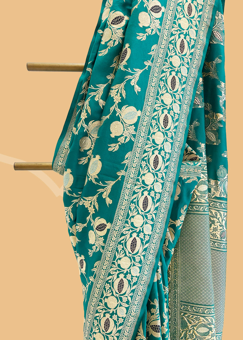 Emerald green anaar jangla kadhwa weave with meenakari inlay work and a beautiful intricate pallu and border in a soft silk fabric. Shop the best collection of authentic, handwoven, pure benarasi sarees with Roliana New Delhi