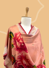Pure silk benarasi dupatta in salmon pink with handpainted flowers by Roliana Weaves. Shop the best of Banarasi sarees, dupattas and lehengas at Roliana New Delhi